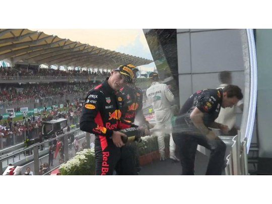 Verstappen, de flamantes 20 años, se regaló la victoria en la decimoquinta carrera de la temporada.