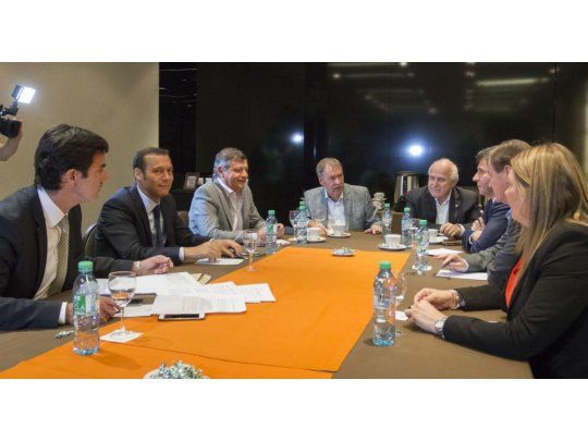 Nueve gobernadores pidieron a Macri una mesa de diálogo