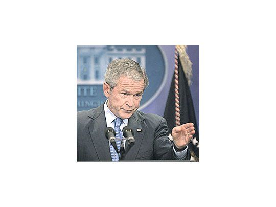Durante una conferencia de prensa, el presidente GeorgeW. Bush relativizó los cuestionamientos sobre elingreso de capitales extranjeros a bancos estadounidensesen crisis.