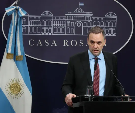 Manuel Adorni anunció la decisión de Swiss Medical en su conferencia de prensa.