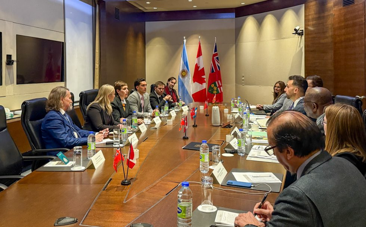 La agenda mendocina incluyó un encuentro institucional con el ministro de Energía y Minas de Ontario, Stephen Lecce, donde se intercambiaron experiencias sobre políticas públicas para el desarrollo minero. La agenda mendocina incluyó un encuentro institucional con el ministro de Energía y Minas de Ontario, Stephen Lecce, donde se intercambiaron experiencias sobre políticas públicas para el desarrollo minero.
