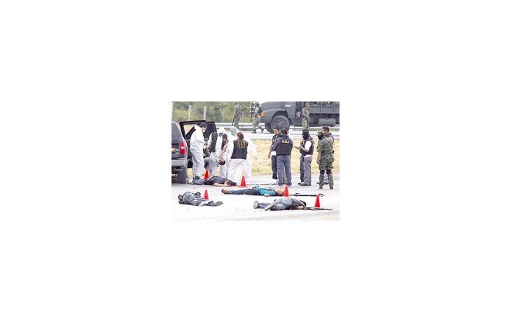 Cuerpos yacen en el municipio de Juárez. En un ataque en la autopista hacia Reinosa, narcos causaron cinco muertes el fin de semana.