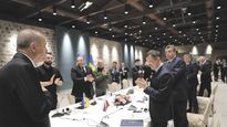 ANFITRIÓN. El presidente de Turquía, Recep Tayyip Erdogan, saludó a los negociadores rusos y ucranianos al comienzo de una ronda de negociaciones en Estambul.