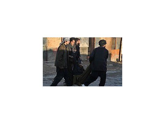 Un grupo de afganos arrastra el cuerpo de uno de los muertos durante las protestas contra EEUU.