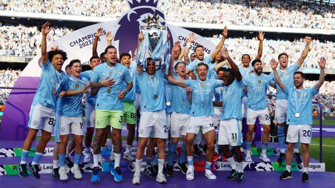El plantel de Manchester City festeja el cuarto tìtulo covnsecutivo en la Premier League.