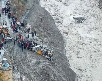 Rescatistas recuperan 26 cuerpos tras la rotura de un glaciar del Himalaya