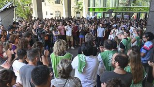 Los trabajadores del Conicet reclamaron por los despidos y la suspensión de becas.&nbsp;
