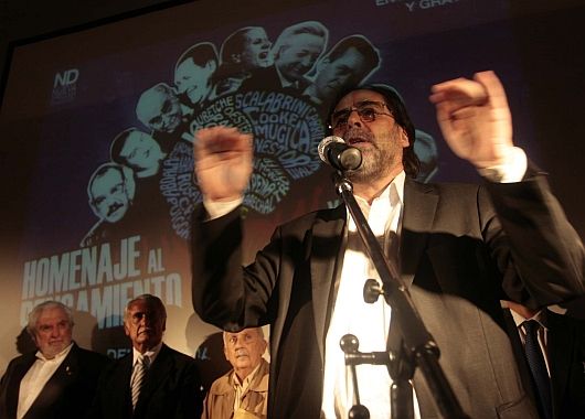 Jorge Coscia habla durante el acto. A su lado lo acompañan los historiadores Pacho O´Donell y Norberto Galasso, y el organizador de la muestra Enrique Pepe Albistur