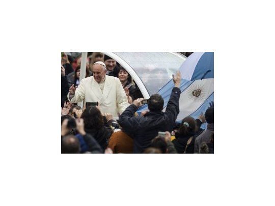 Francisco, durante su recorrida por la plaza San Pedro.
