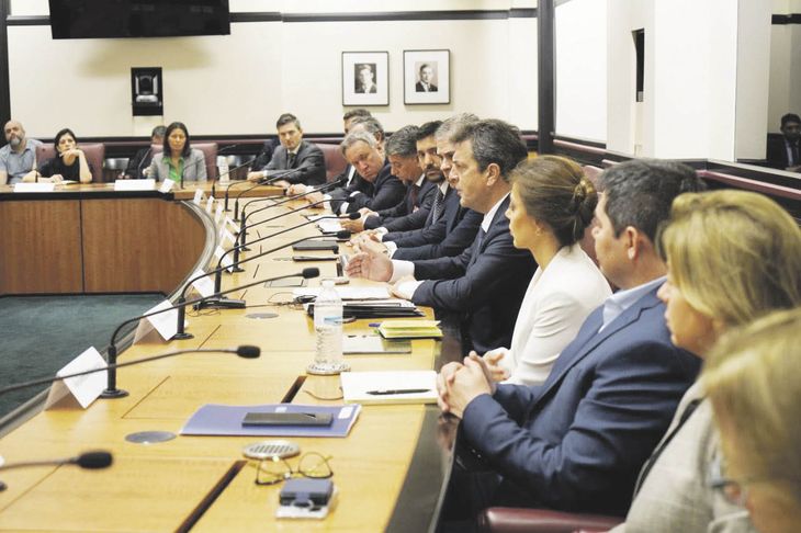 energía. Sergio Massa expuso junto a la secretaria Flavia Royón y los titulares de YPF, Pablo González, y Enarsa, Agustín Gerez.