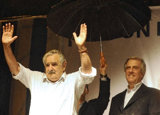 José Pepe Mujica festejó el triunfo junto al actual presidente de Uruguay, Tabaré Bazquez.