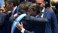 El presidente Luis Lacalle Pou mantuvo breves intercambios con el presidente argentino Javier Milei durante la reciente toma del poder de este último.