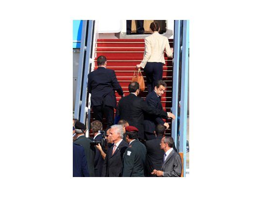 Luego del disparo el presidente francés y la primera dama fueron escoltados de urgencia al avión presidencial.