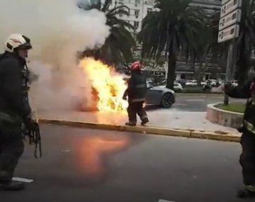 El BMW se prendió fuego en plena avenida 9 de Julio 