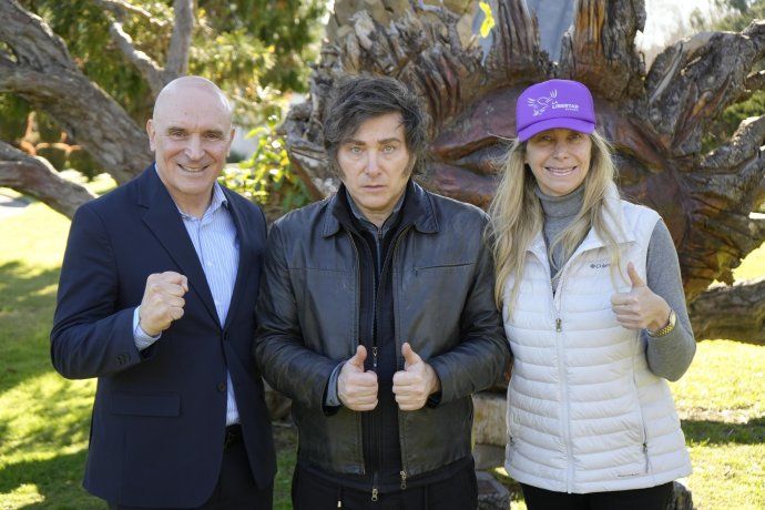 El presidente Javier Milei junto a su hermana Karina y el candidato a diputado José Luis Espert.