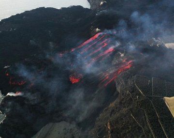 Residentes de La Palma escalan colinas de ceniza volcánica para poder volver a casa