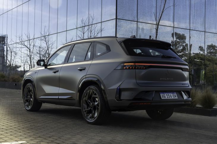 The subsequent design includes modern details and LED lighting that highlights its robust and elegant character, completing its distinctive image The subsequent design includes modern details and LED lighting that highlights its robust and elegant character, completing its distinctive image