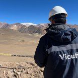 A la izquierda de la imagen se observa parte del yacimiento de cobre Josemaría. A la deracha, con las cumbres nevadas se ven los cerros de La Rioja, fuera del proyecto Vicuña. A la izquierda de la imagen se observa parte del yacimiento de cobre Josemaría. A la deracha, con las cumbres nevadas se ven los cerros de La Rioja, fuera del proyecto Vicuña.