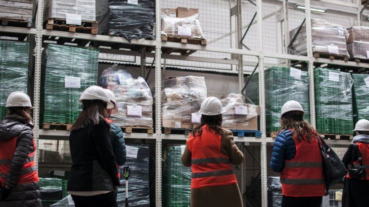 En el depósito de San Martín colaboran más de 60 voluntarios que clasifican las donaciones que el Banco recibe de 1079 donantes.