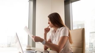 Los ingresos declarados y la composición del hogar forman parte de los criterios que se evalúan para acceder a las prestaciones.