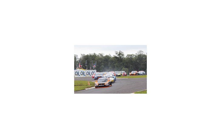 El Mercedes de Juan Cruz Álvarez marca el camino en la carrera del Top Race V6, que se desarrolló en el autódromo internacional de Santa Cruz do Sul.