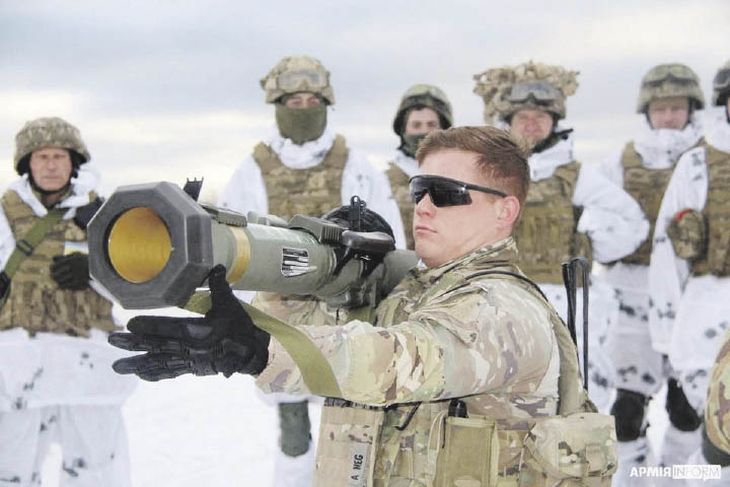 PREPARATIVOS. Un instructor de EE.UU. enseña a usar armamento en un campamento en Estonia.