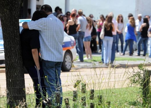 Con escenas de dolor, despidieron los restos de Tomás (foto 1)