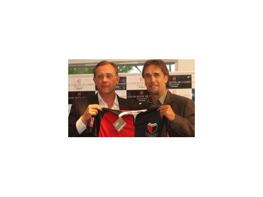 Es Sabalero. Gabriel Batistuta junto al presidente Germán Lerche en la presentación oficial como secretario técnico.