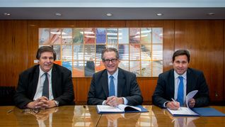 El presidente del Banco Central de la República Argentina (BCRA), Miguel Pesce, y el titular del Banco Central del Uruguay (BCU), Diego Labat, firmaron este martes un acuerdo para ampliar las operaciones entre residentes de ambos países con moneda local.