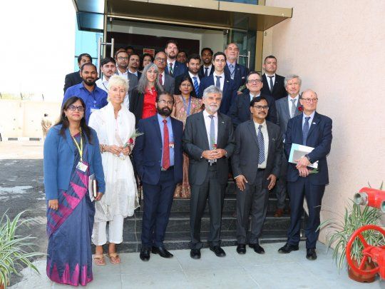Filmus en India: recorrió una planta de radioisótopos construida con tecnología argentina.