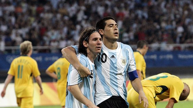 La dupla Messi Riquelme desplegó un fútbol que sirvió para lograr la medalla de oro en los JJOO de Beijing 2008.