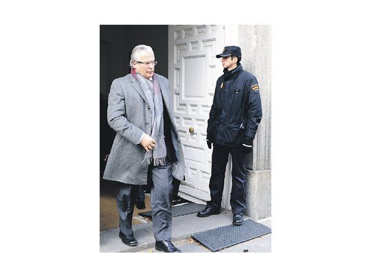 El juez Baltasar Garzón fue en persona a buscar la sentencia. En un primer momento se mostró abatido, pero luego dijo que apelará a tribunales internacionales.