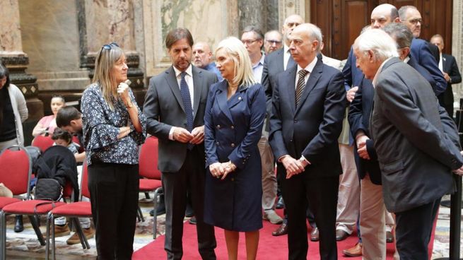 El presidente Luis Lacalle Pou estuvo presente en el Parlamento uruguayo, donde se realiza el velatorio de Danilo Astori.