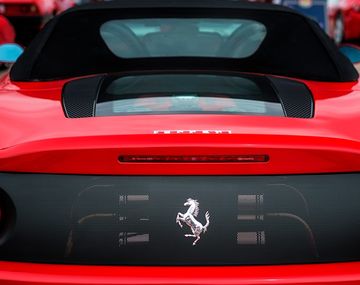 Ferrari acelera para convertir sus autos a energía eléctrica