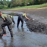 Efectivos militares y cuadrillas técnicas trabajan en el terreno para facilitar el escurrimiento hacia las tomas de agua. Efectivos militares y cuadrillas técnicas trabajan en el terreno para facilitar el escurrimiento hacia las tomas de agua.