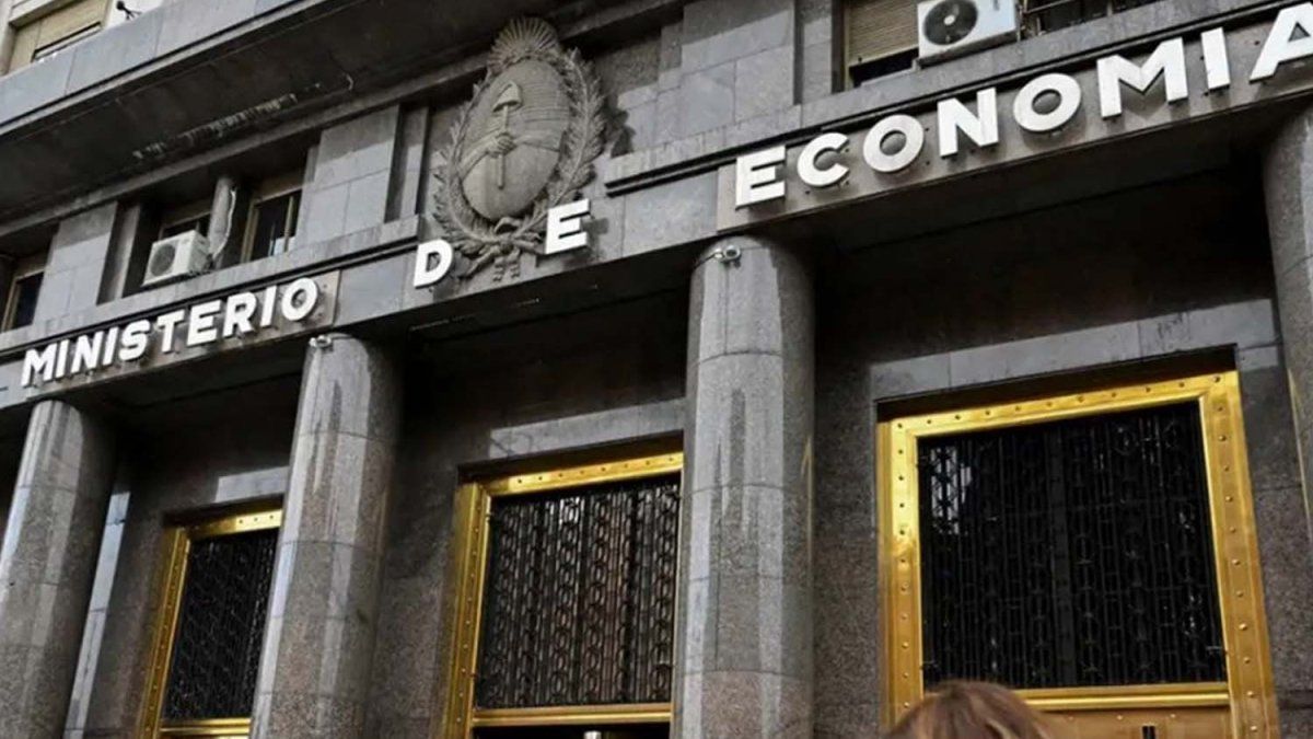 The Government announced that it will register the first deficit of the Milei era in June due to the payment of bonuses