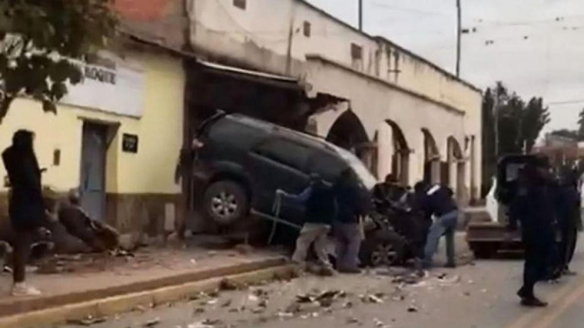 Un colectivo chocó una camioneta estacionada y la metió en la  galería de una vivienda