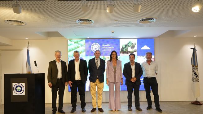 ARA fue lanzada en un acto en la Sociedad Rural con oradores de toda la cadena de valor del algodón. La presentadora fue la modelo Mariana Arias.