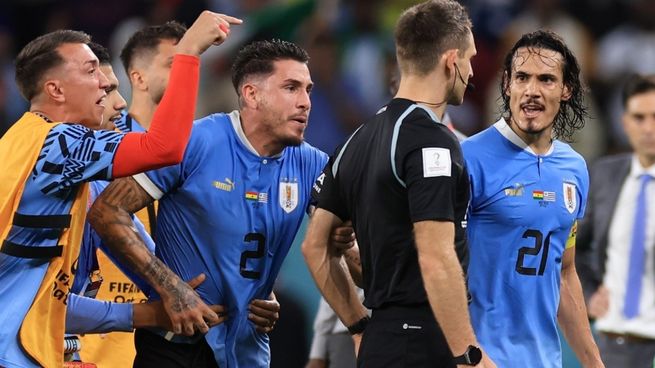 Fernando Muslera, José María Giménez y Edinson Cavani apuntando contra el árbitro luego de la eliminación de Uruguay del Mundial.&nbsp;