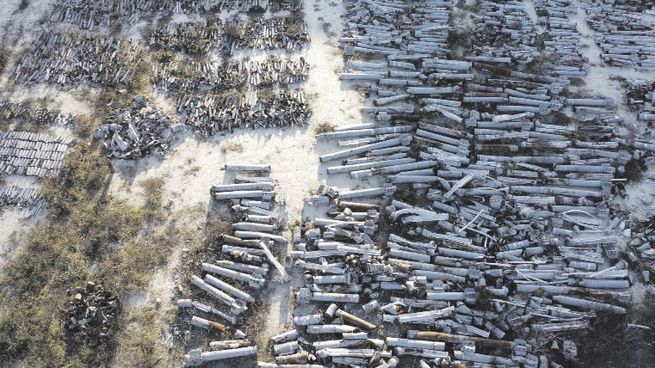 ESPELUZNANTE. La imagen muestra restos de artillería dejados por las fuerzas rusas cerca de la localidad de Járkov, en Ucrania, lo que demuestra la dureza y masividad de sus ataques.