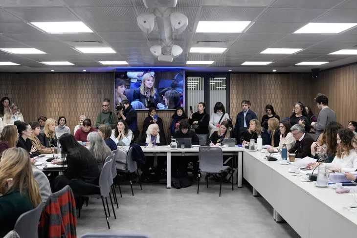 El dictamen se consiguió en la comisión más estruendosa de la jornada.