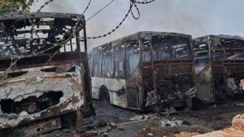feroz incendio azoto una ex terminal de colectivos en berazategui y hay 6 detenidos