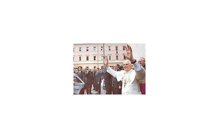 ámbito.com | Benedicto XVI ayer, al tomar de nuevo contacto directo con los fieles en el Vaticano. Romaespera 500.000 personas para su coronación.
