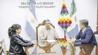encuentro. La primera foto de transición entre el peronista Jorge Capitanich y el radical Leandro Zdero tuvo como escenario la Casa de Gobierno y contó con la presencia de la vicegobernadora Analía Rach Quiroga.