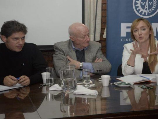 Anabel Fernández Sagasti junto a Axel Kicillof.