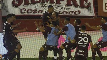 Sand anotó en el último minuto y Lanús es puntero.