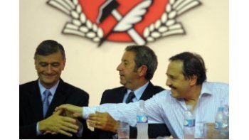 El titular del FAP, Hermes Binner; y los radicales Ricardo Alfonsín y Julio Cobos durante la reunión que mantuvieron en el comité central de la UCR para celebrar un nuevo aniversario del retorno a la democracia.