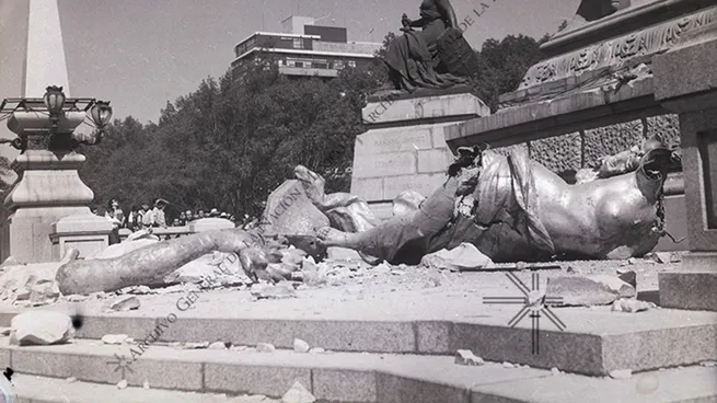 Un terremoto de magnitud 7,9 produce la caída del Ángel de la Independencia, el 28 de julio de 1957.