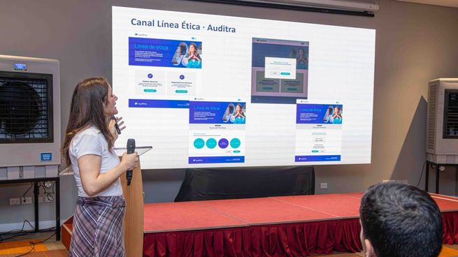 A diferencia de otras herramientas del mercado, Auditra no nace desde la lógica puramente tecnológica, sino desde la práctica profesional del compliance.