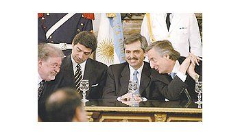 ámbito.com | Sonrisas ayer en el Salón Blanco. En la previa a la entrega de cajas con documentación de la SIDE sobre el atentado en la sede de la mutual judía AMIA, el presidente Néstor Kirchner se solaza junto con Ginés González García, Horacio Rosatti y Alberto Fern